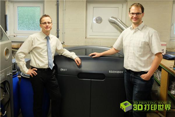 高清-利用Stratasys Objet Eden350V 3D打印机，HSVA可以更快速、更低成本生产出高强度、高质量的部件（图为汉堡水池工程师Florian Kluwe和Michael Neumeier）.jpg